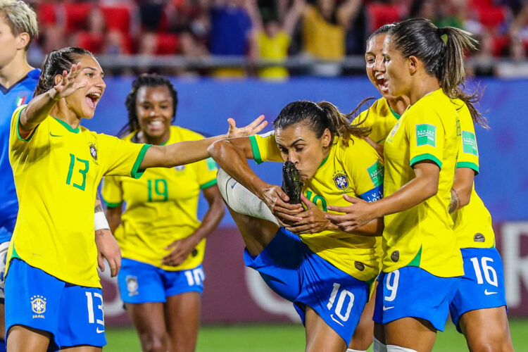 Marta comemora o feito de ter se tornado a maior goleadora em Copas do Mundo, após marcar 17 gols no torneio. Vanessa Carvalho /  Brazil Photo Press