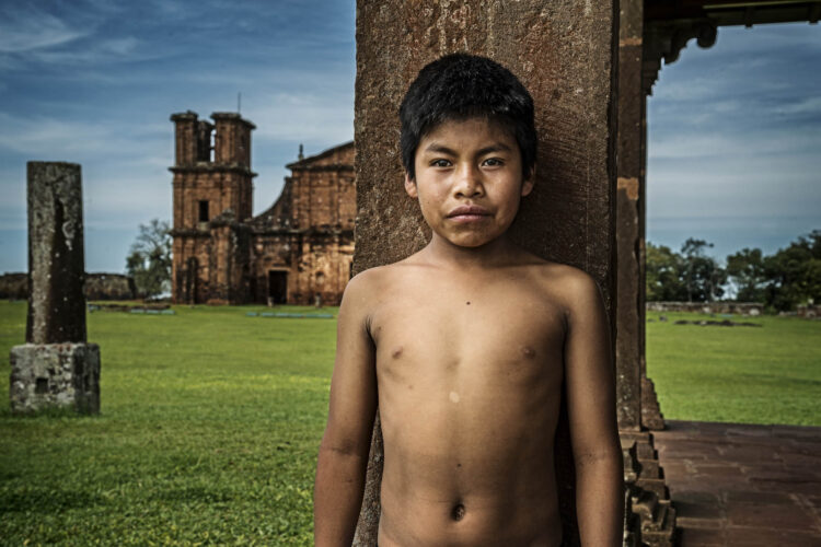 Garoto indígena da etnia Guarani fotografado na região das Missões, no Rio Grande do Sul. Foto: Eurico Salis