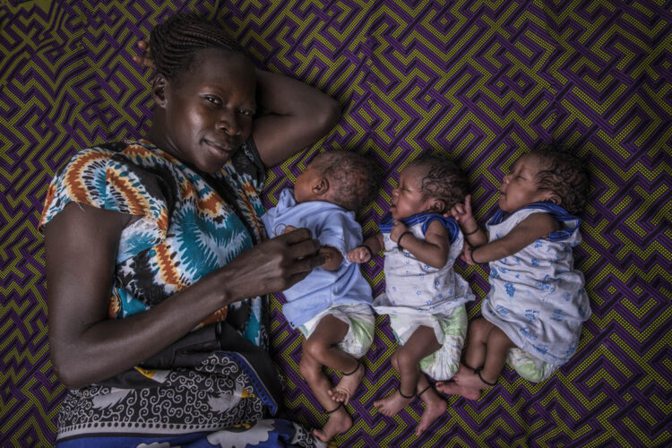 Ester Olivier descansa com os filhos trigêmeos na casa da família em Juba, Sudão do Sul