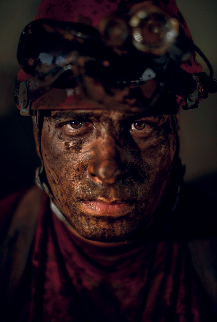 Retrato de um dos
280 bombeiros
de Minas e outros
Estados que
participaram
das buscas. Foto: Douglas Magno