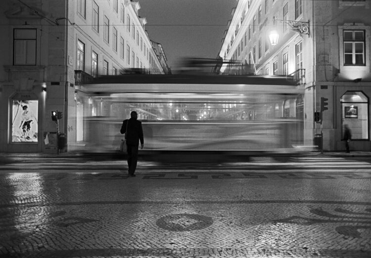 Lisboa, Portugal, 2005: a presença do ser humano dá mais força a imagens de paisagem urbana, mas não é fundamental. Foto: Cristiano Mascaro