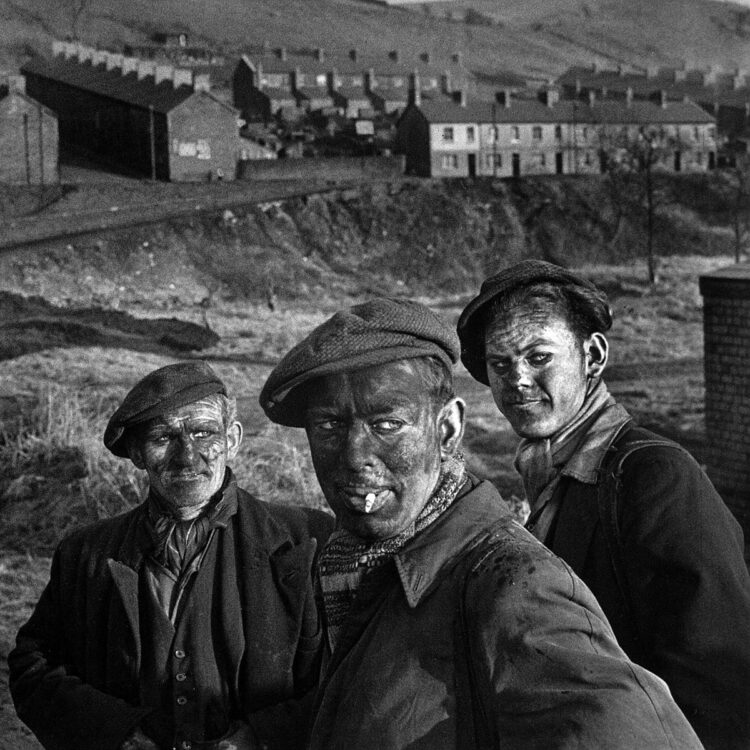 Three generations of Welsh miners, foto de mineiros do País de Gales, feita em 1950. Foto: W. Eugene Smith