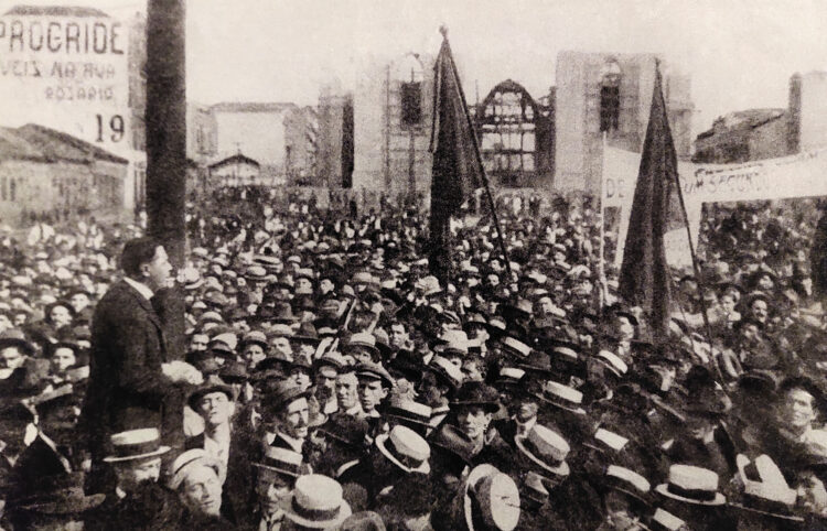 Foto sem autoria reconhecida mostra trabalhadores participando de um comício durante a primeira greve geral em São Paulo, em 1917