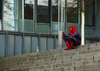 Super-heróis também checam seus celulares