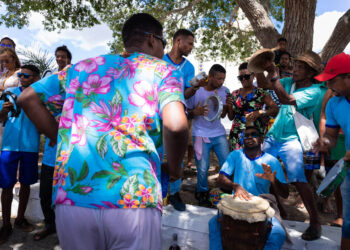 Seu Tatá e sua genialidade para tocar cabaça de sambar