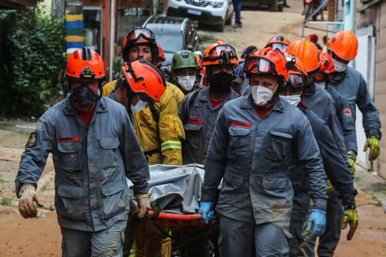 São Sebastião (SP) 23/02/2023: Tragédia causada pela chuva na Vila do Sahy em São Sebastião (SP) - Bombeiros, exército e voluntários, retiram corpo de vítima, durante buscas da tragédia da forte chuva que atingiu a Vila do Sahy em São Sebastião, litoral norte de São Paulo, nesta manhã de quinta-feira (23). Foto: Fábio Vieira/Metrópoles