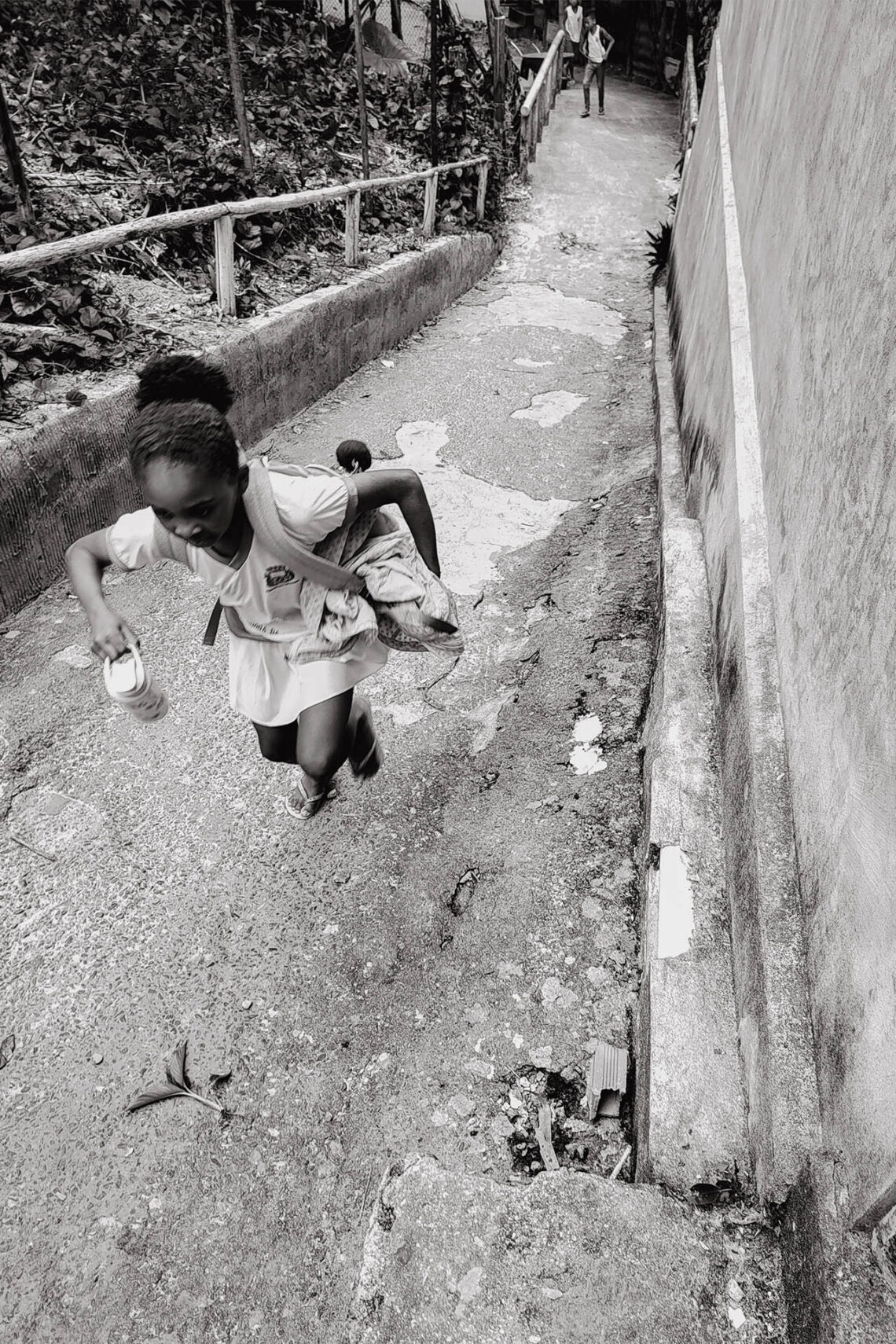 Garota atrasada para a escola