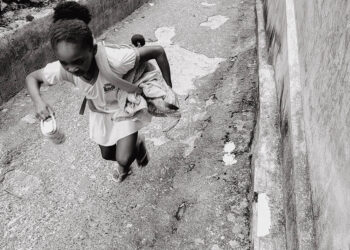 Garota atrasada para a escola