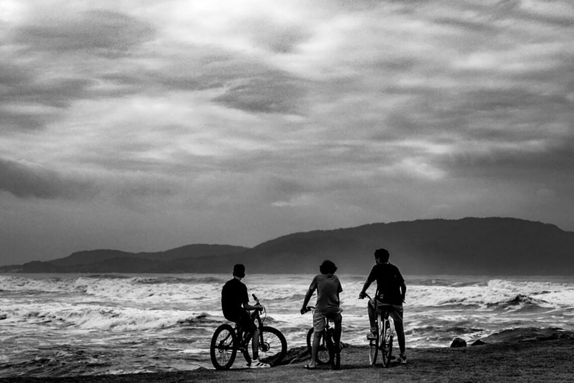 Garotos olhando o mar