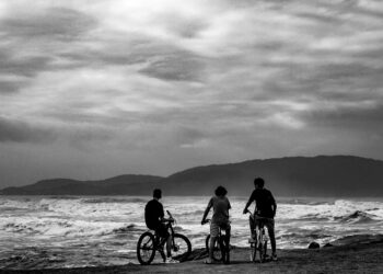 Garotos olhando o mar