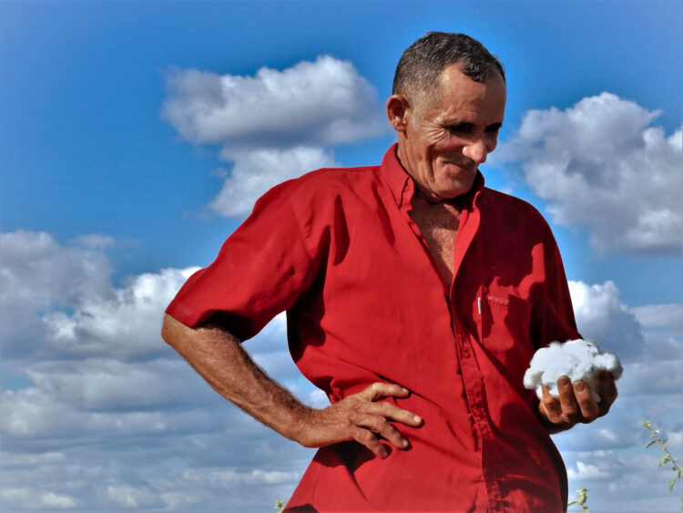 Homem segurando um sonho, Imagem Destacada de Ana Clara Matta ganhadora do Prêmio Portfólio FotoDoc 2023