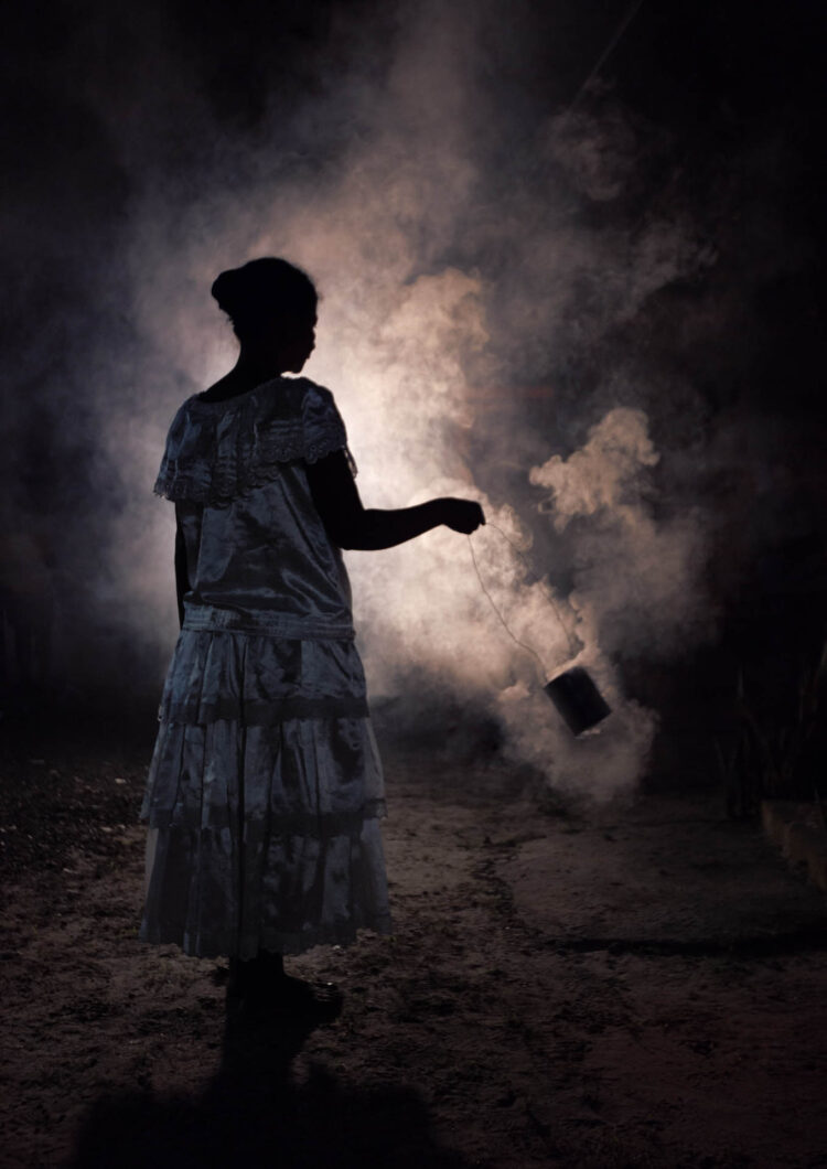Defumação no terreiro, Imagem Destacada de Luisina Ferrari, ganhadora do Prêmio Portfólio FotoDoc 2023