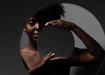 Atrás do invisível, visível