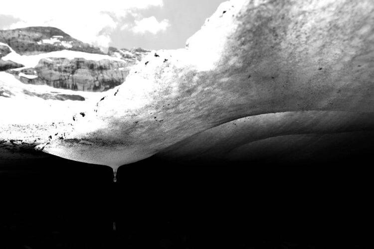 Derretimento paulatino do glaciar do Monte Perdido (superior esquerdo)