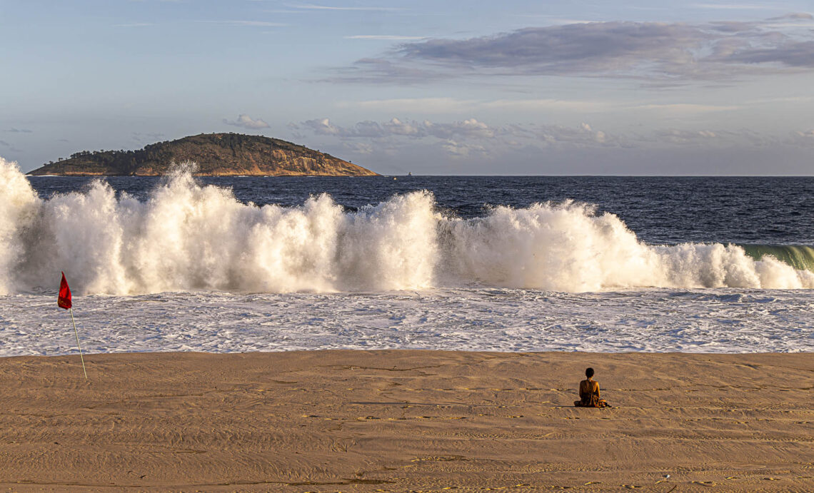 Meditando diante do mar