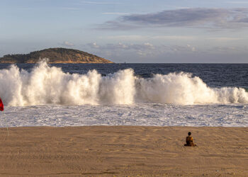 Meditando diante do mar