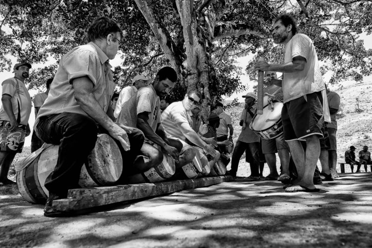 "Som da Fé" - A harmonia dos tambores ecoa como um hino ancestral, tecendo a trama invisível que une o céu e a terra em um só ritmo.