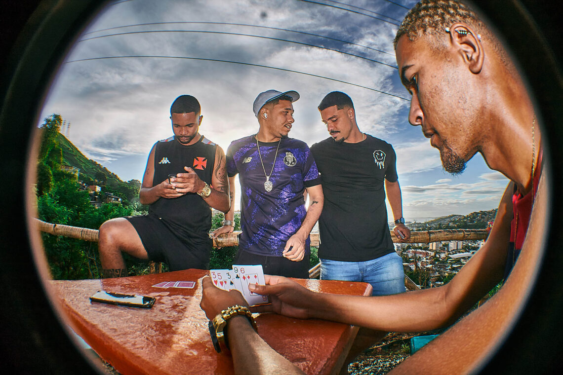 Jogando cartas com os crias