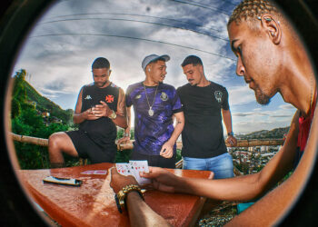 Jogando cartas com os crias