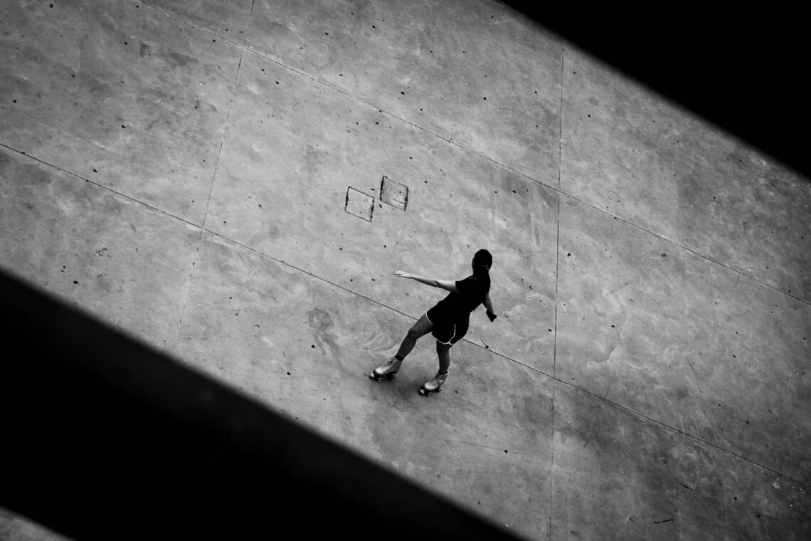 Patinadora na imensidão de concreto