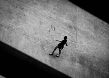 Patinadora na imensidão de concreto