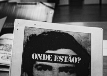 Nos silêncios do passado presente resistem os gritos desaparecidos