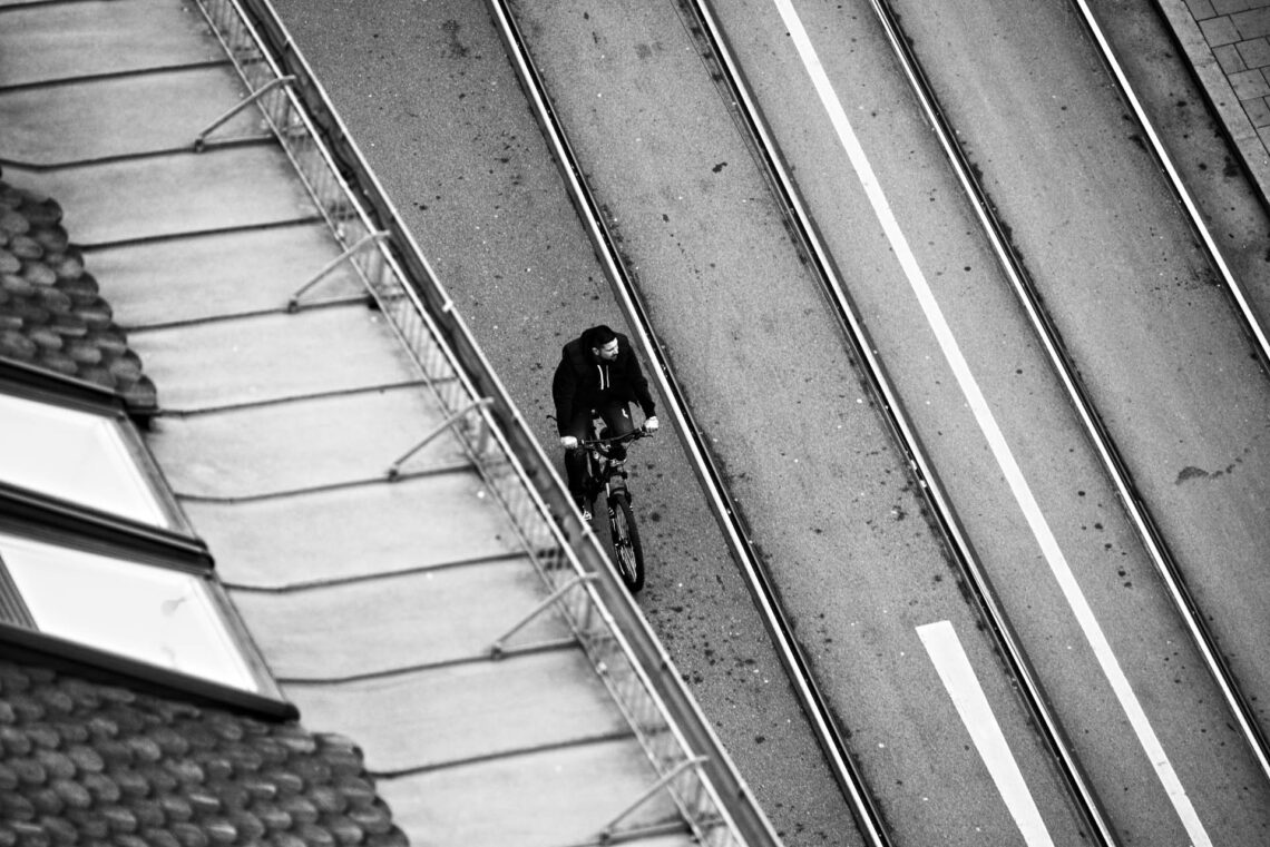 Ciclista e linhas de bonde