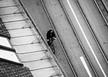 Ciclista e linhas de bonde