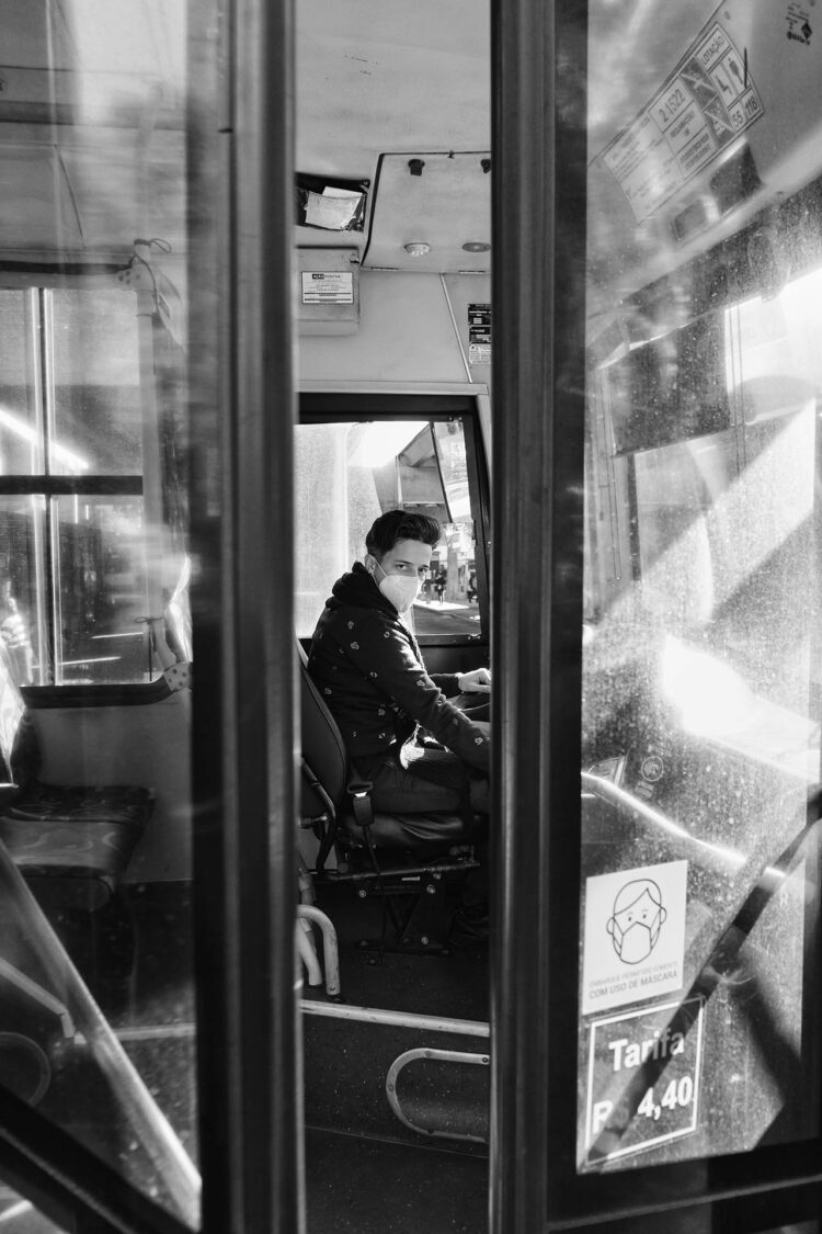Entre embarques e desembarques, a vida segue.

Simone, motorista de ônibus na Zona Norte de São Paulo, em rotina de trabalho durante o período da pandemia de covid – 19.

Autor: Rodrigo Fernandes
Local e data: São Paulo, SP - 02/07/2021