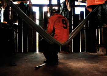 Sobre o peso das correntes em teus ombros