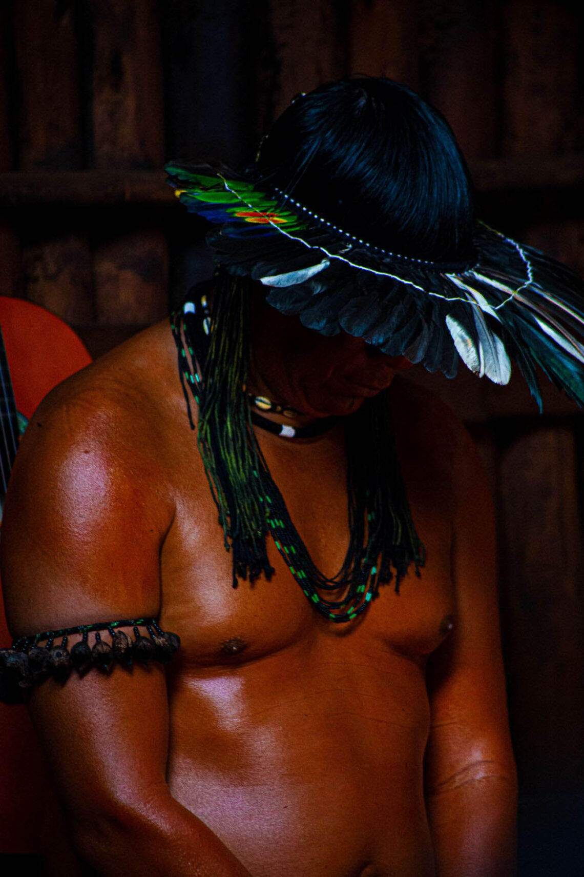 Guarani dentro da casa de reza