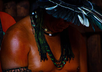 Guarani dentro da casa de reza