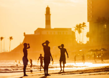 Para onde aponta o farol?