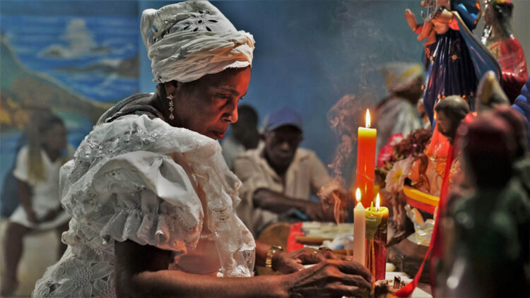 Mãe Severina concentrada junto ao altar da tenda de tambor de mina Nossa Senhora dos Navegantes