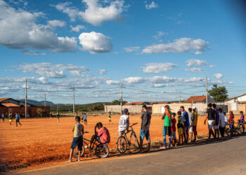 Bola e sol em terra vermelha