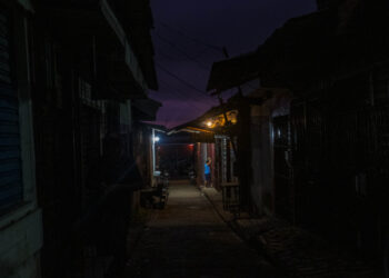 No amanhecer das montarias amazônicas