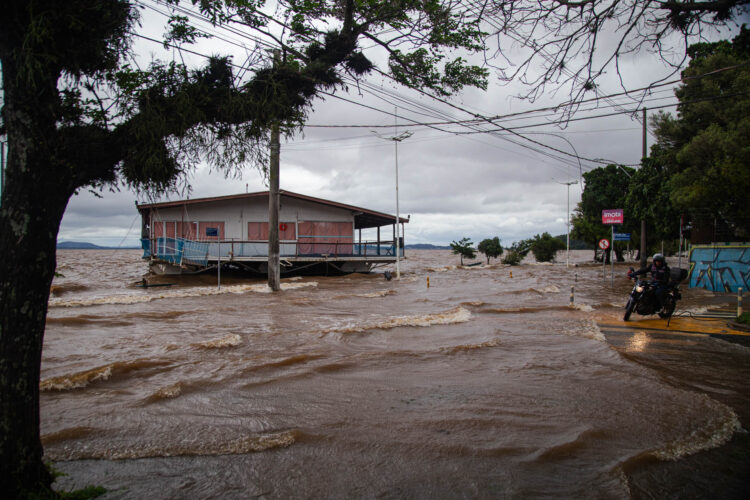 Emergência - Casa flutuante arrastada pelas águas do Guaíba, avança sobre a avenida que margeia a orla da Praia de Ipanema, Porto Alegre, RS, Brasil, 27/Set/2023.