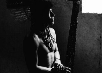 O índio e o arco de serra