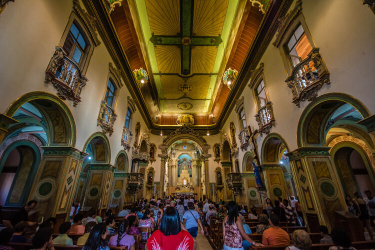 Missa na Basílica Velha 2014 - Aparecida – SP
A Basílica Velha de Aparecida, localizada na cidade de Aparecida, São Paulo, é um importante marco da devoção à Nossa Senhora Aparecida, padroeira do Brasil. Sua construção começou em 1745, em estilo barroco, para abrigar a imagem milagrosa encontrada por pescadores no Rio Paraíba do Sul em 1717. A igreja foi concluída em 1888 e serviu como o principal local de culto até a construção da nova basílica na década de 1950. A Basílica Velha, também conhecida como Igreja de São Benedito, foi declarada Santuário Nacional em 1908. Em 1982, recebeu o título de Basílica Menor pelo Papa João Paulo II. Hoje, a Basílica Velha é um símbolo de fé e peregrinação, atraindo milhões de devotos anualmente.