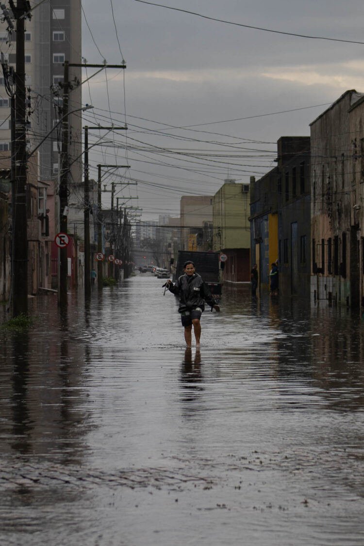 Garota em Rio Grande: Enquanto as águas do Guaíba desciam lentamente, chovia forte em Rio Grande. Sem ter para onde escorrer, a água da chuva se acumulou rapidamente e tomou de surpresa a cidade.