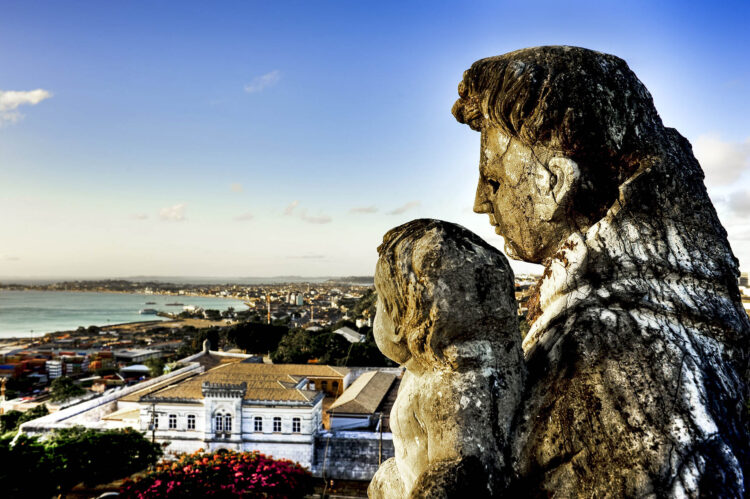 Do alto da torre de sua igreja Sto. Antônio abençoa a cidade do Salvador.