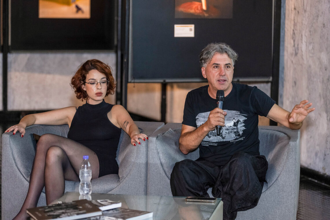 Sob o impacto da perda: Encontro de Alicia Esteves e Tadeu Vilani por Sérgio Branco