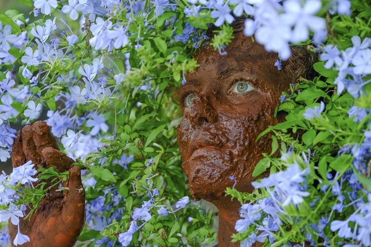 "HAADAMAR” (pó da terra) - Representando a humanidade, "EVA", foi criada pelo Divino para manter, cuidar e zelar pelo planeta... Somos todos guardiões da Terra.
Técnica: fotografia
Ferramenta de IA: LR - IA generativa (clonar)