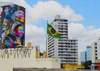 Dos filhos deste solo és mãe gentil?