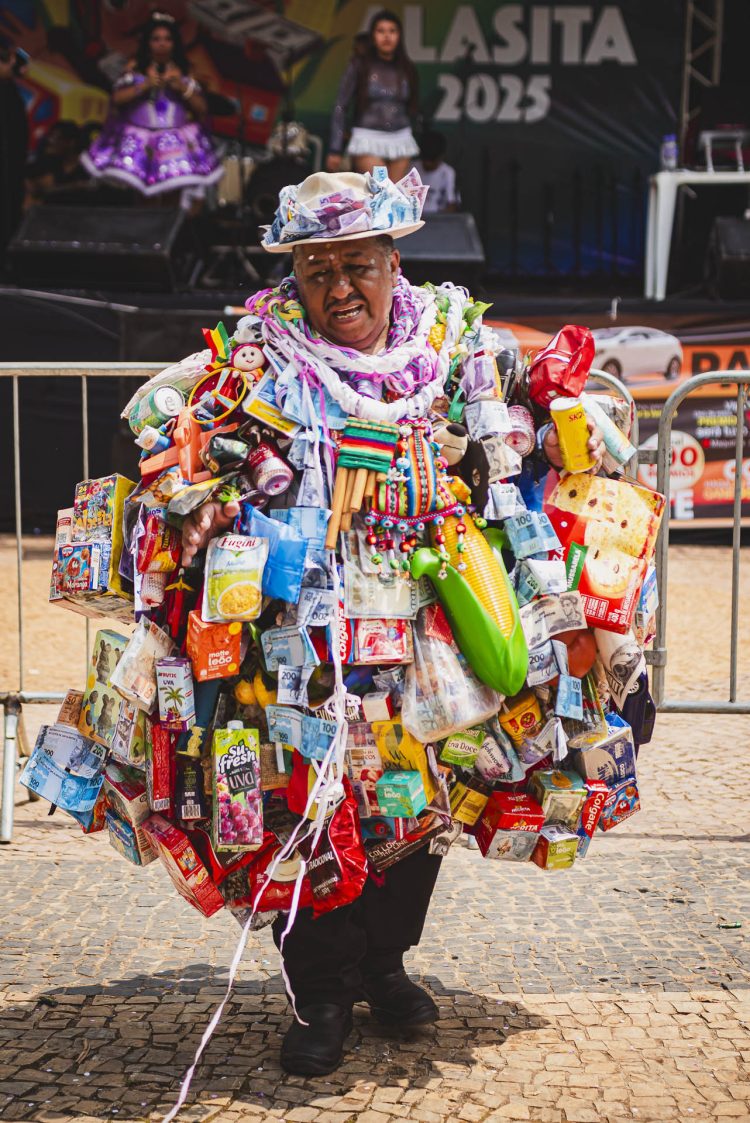 Ekeko, o deus da abundância
No dia 24 de janeiro a comunidade boliviana em São Paulo realiza a festa de Alasita, onde compram miniatura de tudo que desejam adquirir no decorrer do ano e fazem seus pedidos, através dos Iatiris (Xamãs) ao deus Ekeko.