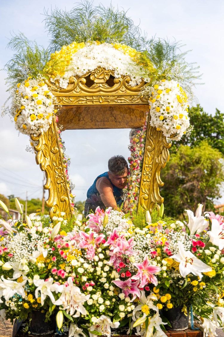 Flor por Flor - Um Altar
Entre pétalas e silêncio, mãos anônimas constroem um altar de fé. Cada flor disposta é um gesto devocional que antecede o milagre.