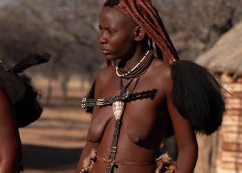 Guardião do Deserto: Mulheres Himba e a Poesia da Terra