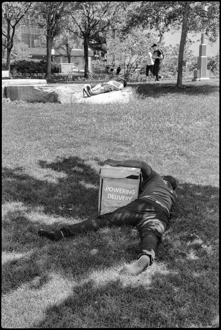 Manhattan, New York, 2023 - Imagem do Portfólio Carry Your Burden, de Daniel Bellman, selecionado no Prêmio Portfólio FotoDoc 2025