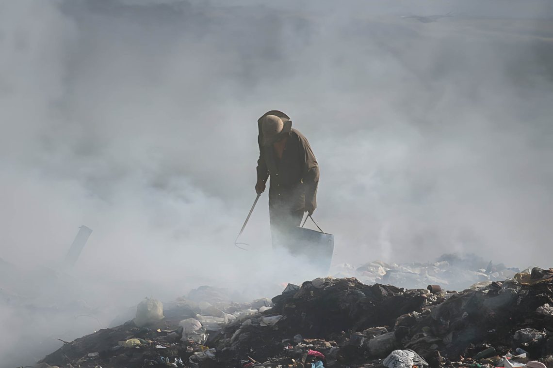 Catador em meio à fumaça