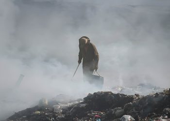 Catador em meio à fumaça